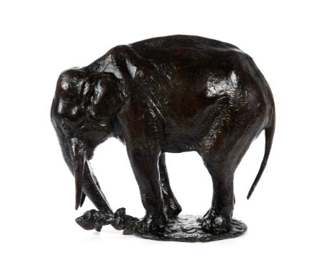 Gustav Adolphe Hierholtz, 1877 – 1948ELEFANTHöhe: 37,6 cm. Breite: 18 cm. Länge: 42,5 cm.Auf Plinthe signiert „G. Hierholtz“,