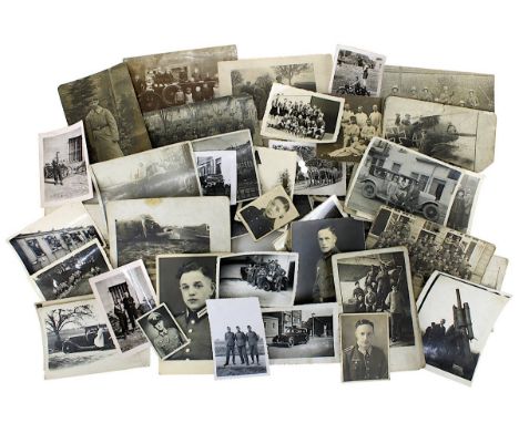 Konvolut von 65 Photos, meist WK. I u. WK. II, u.a.: Flugzeuge, Geschütze, Soldaten im Feld, zahlreiche Aufnahmen der Hitlerj