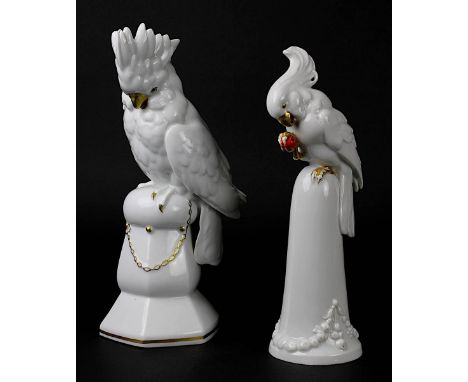 Zwei Kakadus, Porzellanfiguren 1. Drittel 20. Jh., jeweils auf Sockel sitzend, gold bzw. farbig u. gold staffiert, einmal Kat