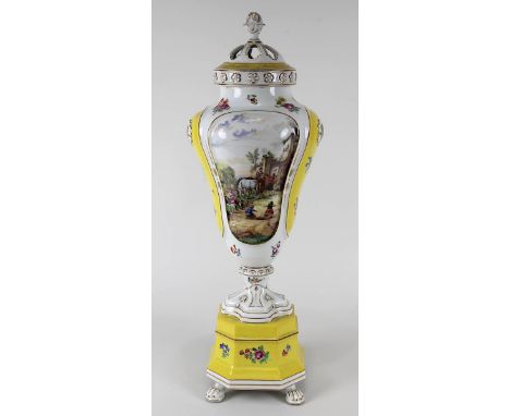 Deckelvase Carl Tielsch, Altwasser um 1910, Porzellan, heller Scherben, pokalförmiger Korpus, Vasenbauch mit vier Kartuschen,