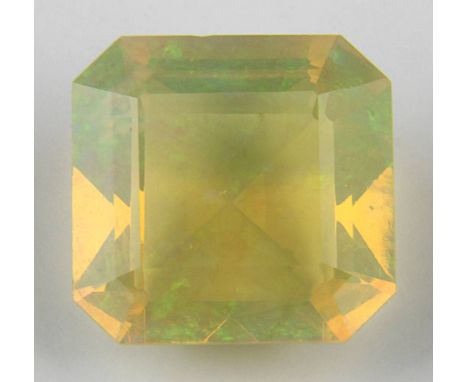 Gelber Opal, rechteckig, facettiert, 9,9 x 9,8 mm, T 5 mm, transparent, leicht milchig, mit Farbenspiel, ca. 2,75 ct. 3069-02