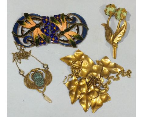 A cloisonné enamel buckle of Art Nouveau style, a yellow metal Egyptian-style necklace set mabé and baroque pearls and other 