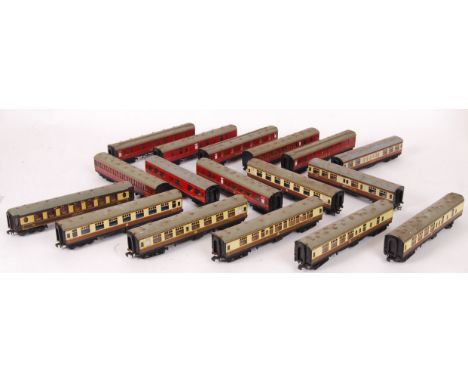 A large collection of 17x assorted vintage Hornby Dublo carriages - mostly Pullman / Chocolate &amp; Cream livery / BR Maroon