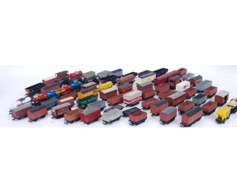 A large collection of assorted 00 gauge model railway trainset rolling stock / wagons / coaches etc. To include Hornby, Hornb