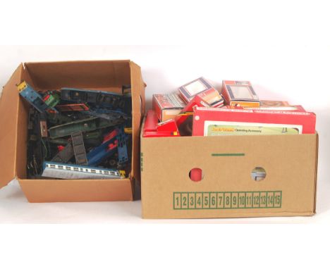 A large collection of assorted 00 gauge railway trainset items. To include 1x box of assorted part / broken locomotives (some