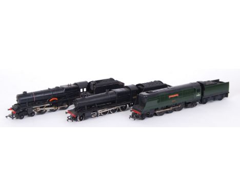 A collection of 3x vintage 00 Gauge railway trainset locomotives - Combe Martin Hornby Triang 34043, Hornby 2856 and Triang H