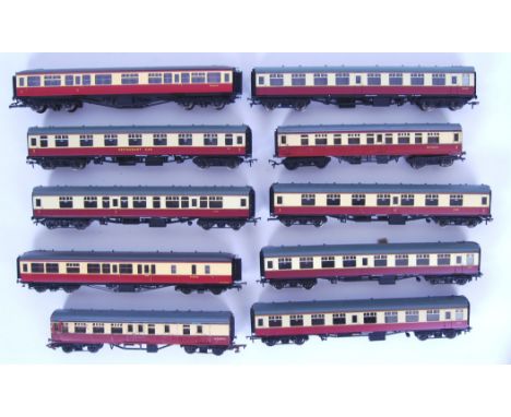 A collection of 10x 00 gauge railway trainset British Rail Suburban Coaches / Restaurant Cars and similar carriages. All in r