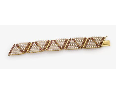   Armband mit Zuchtperlen und Rubinen  Armband mit Zuchtperlen und Rubinen   Pforzheim, 1995, JUWELIERHAUS LEICHT       Gelbg