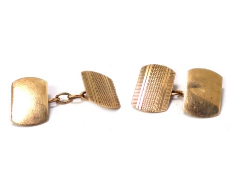 A pair of 9ct gold cufflinks, with one side engine turn detailed, with three chain link, 4.1g. 
