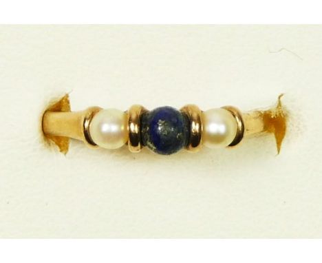 A lapis lazuli and cultured pearl bead three stone ring, K, 1.9gm 