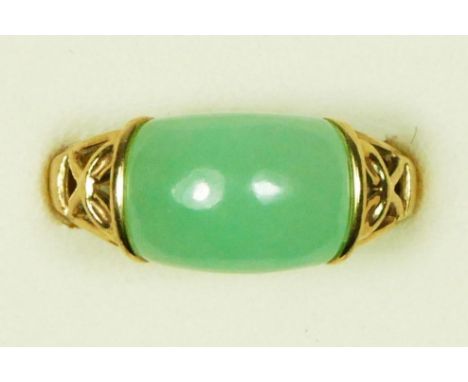 A 9ct gold and jade panel ring, 14 x 9mm, P, 3.5gm 