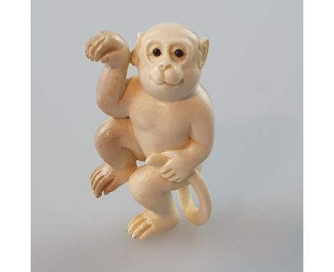Katabori-Netsuke - Tanzender Affe, feine Elfenbein-Schnitzarbeit, dunkel eingelegte Augen, unterseitig eingefärbte Ritzsignat