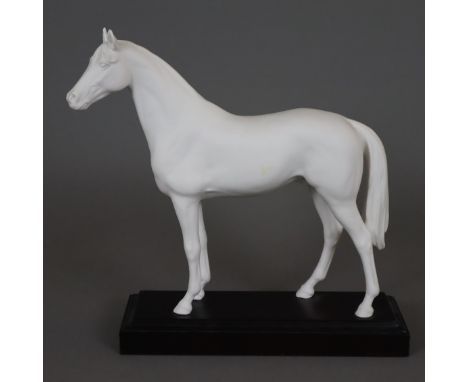 Tierskulptur "Stehendes Pferd" - Goebel, Biskuitporzellan, Mod.Nr.: 32 312 22, vollrunde Darstellung eines stehenden Pferdes,