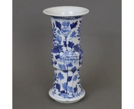 Kleine blau-weiße Vase - unterglasurblau dekorierte 'gu'-förmige Vase aus Porzellan, auf der Wandung flächendeckender Dekor a