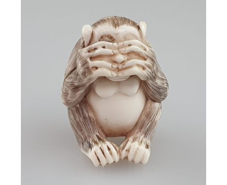 Netsuke - Japan, ca. Taishô-Zeit, Elfenbein geschnitzt, graviert und partiell dunkel eingefärbt, Katabori, vollplastische Dar