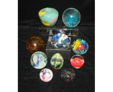 19 glass paperweights and dumps, including Caithness, Ruffles and Chinese examples (10)