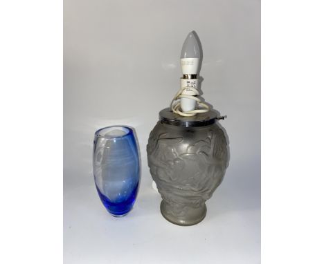 A Czechoslovakian frosted glass table lamp base, having a moulded relief design, featuring birds and foliage, H 26cm and a Ca