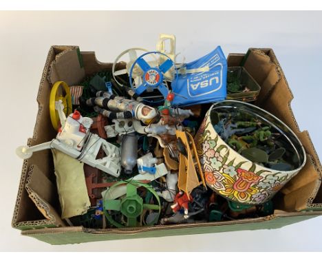 A box of plastic toy soldiers and accessories, including Britains Deetail