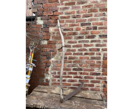 A vintage pine handled scythe, L 135cm