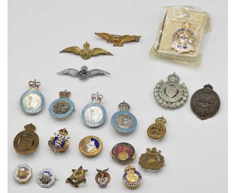 Quantity of assorted military buttonhole badges to include Royal Observer corps, 1915 on war service badge, enameled Norfolk 