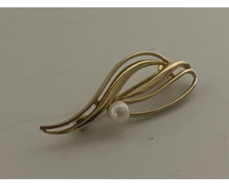 A 9ct gold pearl set brooch, 3.3g.