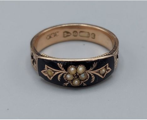 A Victorian Pearl and enamel mourning ring, 2.5gms, ring size P 