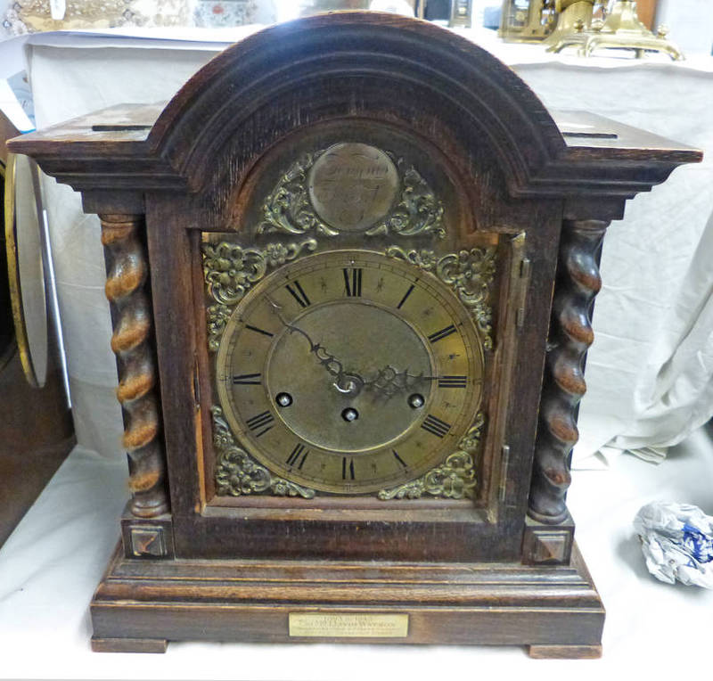 EARLY 20TH CENTURY OAK MANTLE CLOCK WITH BARLEY TWIST COLUMNS AND BRASS