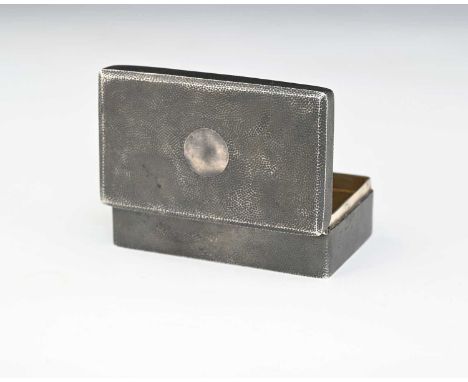 China.A late nineteenth or early twentieth-century Chinese silver snuff box, of rectangular form, the exterior with planished