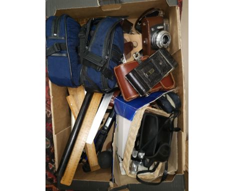 A Voigtlander Vito CL camera; a selection of cameras and equipment 