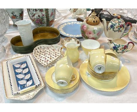 A 1950's Wedgwood 4144 part tea set in yellow and gilt, 21 pieces approx; a Royal Worcester covered vase decorated with roses