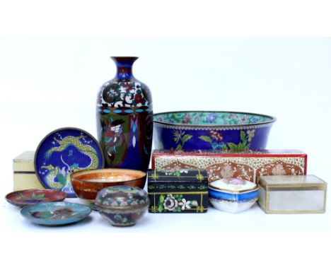 A CLOISONNE ENAMEL VASE 19cm high together with further cloisonne enamel ware to include a bowl 20cm diameter, small dishes, 