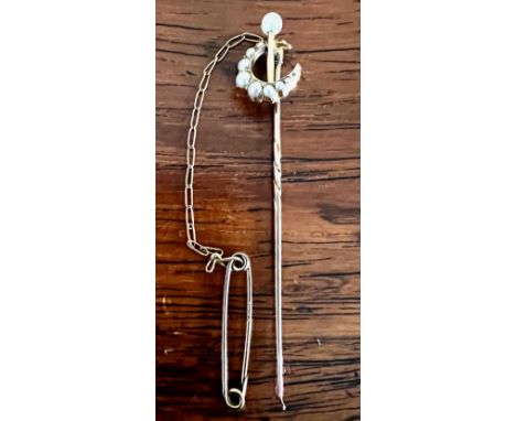 UNHALLMARKED GOLD COLOURED METAL SEED PEARL CRESCENT FORM STICK PIN, WEIGHT APPROX 2.8g