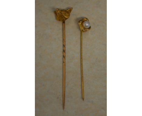 A 15ct gold fox head stick pin and a 9ct gold pearl stick pin, total approx weight 4.6g 