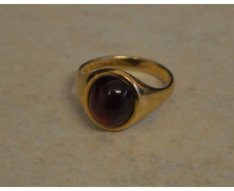 9ct gold ring set with a smooth synthetic stone, total approx weight 4g, Ring Size R