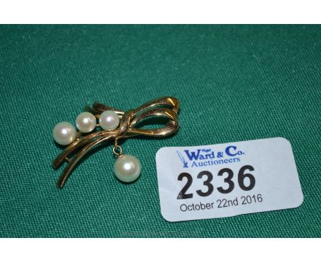 A 9ct Gold and pearl Brooch.