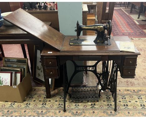 Singer sewing machine 1905 15K treadle in full working order plate No. S15701 with instruction manual and various attachments