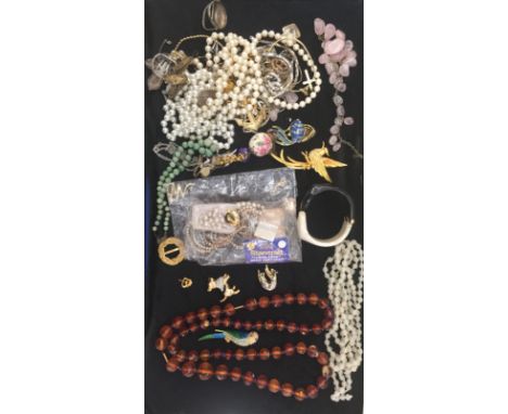 A quantity of vintage dress jewellery to inc necklaces, pendants etc