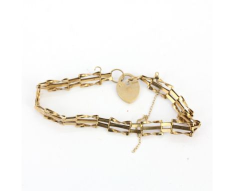 A hallmarked 9ct yellow gold gate bracelet. Approx 3.38g.