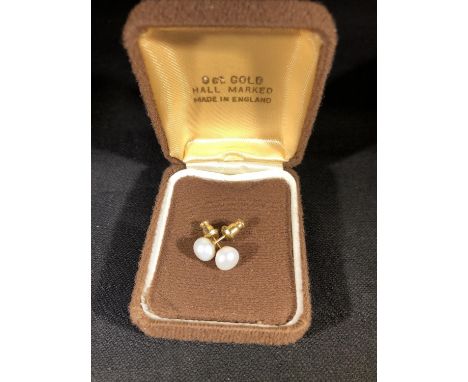 A Pair of 9ct yellow gold and pearl stud earrings, the pearls of rounded cushion form (2) 