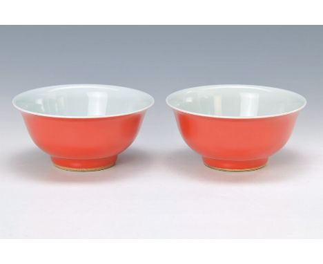 Paar monochrome Schalen, Guangxu, 1875-1908,  weißer Scherben, am Standring innen leichte bräunliche Ausblühung, Innenseite i