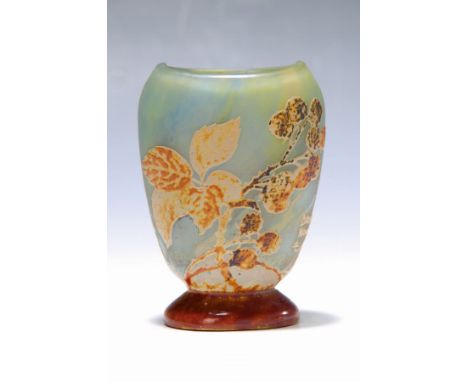 Fußvase, Daum Fréres, Nancy, um 1900-05,  farbloses Schichtglas, mit gelben und blauen Einpuderungen, mehrfach Überfangen und