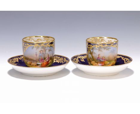 Paar Tassen mit Untertassen, wohl Paris, um 1870,  Porzellan, kobaltblaue Wandung, mit reicher Goldstaffage und feiner Handma