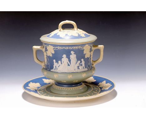 Große Deckelbowle mit Presentoire,  Mettlach, Modell 2602, Ausführung 1917, Feinsteinzeug, umlaufender erhabener Dekor vom We