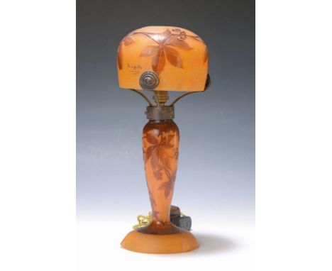 Tischlampe, André Delatte, Nancy, um, 1920,  Zaunrübendekor in Blatt und Beeren, Schichtglas mit orangefarbenen Einpuderungen