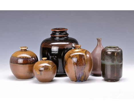 6 Teile Kunstkeramik, 1960er und 1970er Jahre,  4x Elly und Wilhelm Kuch, Vasen mit verschiedenen braunen Laufglasuren, H. ca
