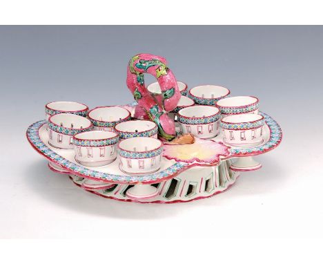 Menagere für 12 Eierbecher, Majorelle, Nancy, um 1905,  Keramik, weiße Glasur, polychromer Floraldekor, Glasurkrakelé, 12 Eie