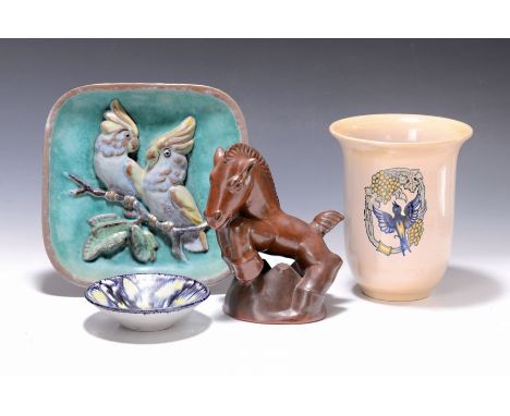Lot aus vier Teilen, Karlsruher Majolika,  1x Wandrelief Kakadus, Entw. Karl Heinz Feisst 1960-62, Modellnr. 6758, 21.5x21.5 