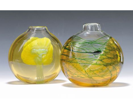 Zwei Künstlervasen Jifi Suhajek, Moser, um 1974,  schweres farbloses Glas in abgeflachter Kugelform, 1x opal hellgrüne und zi