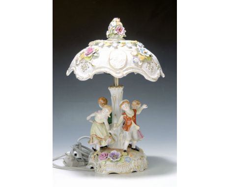 Tischlampe, Plaue Thüringen, 20. Jh.,  Porzellan, Fuß mit vier vollplastischen Figuren, Schirm mit Lithophanien, 2 Brennstell