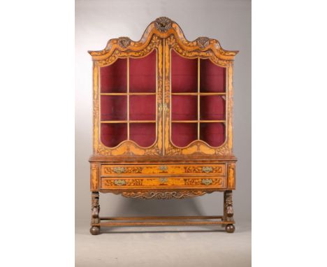 Vitrine/Prahlhans, Niederlande, nach barockem Vorbild von 1730/40,  meist Mahagonifurnier, reich intarsiert mit Ahorn, Blumen